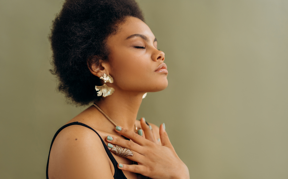 Femme en pleine méditation, pratiquant la pleine conscience.