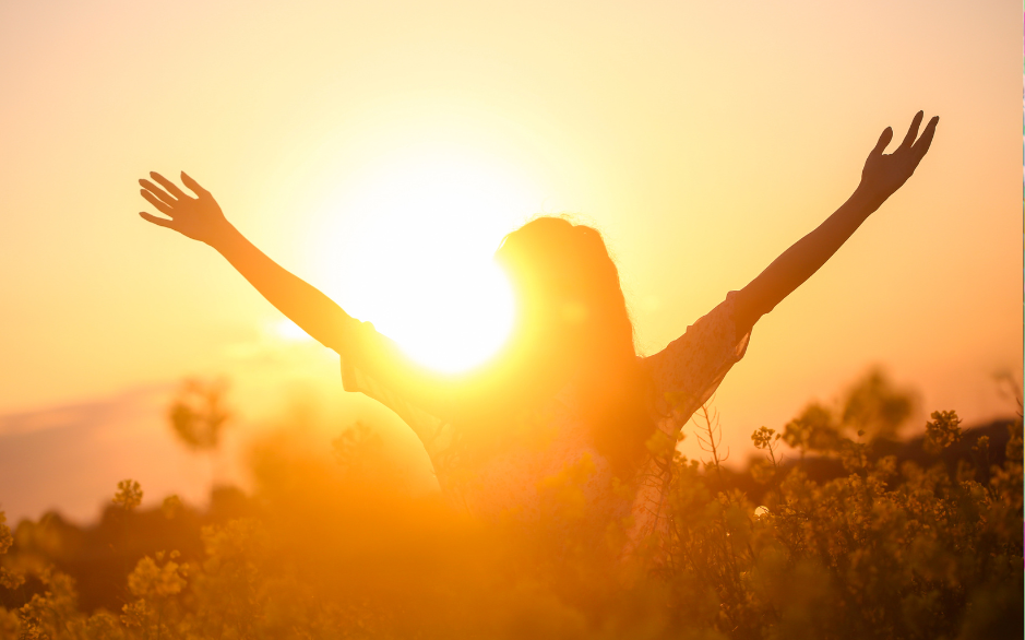 Image d'une femme heureuse au soleil