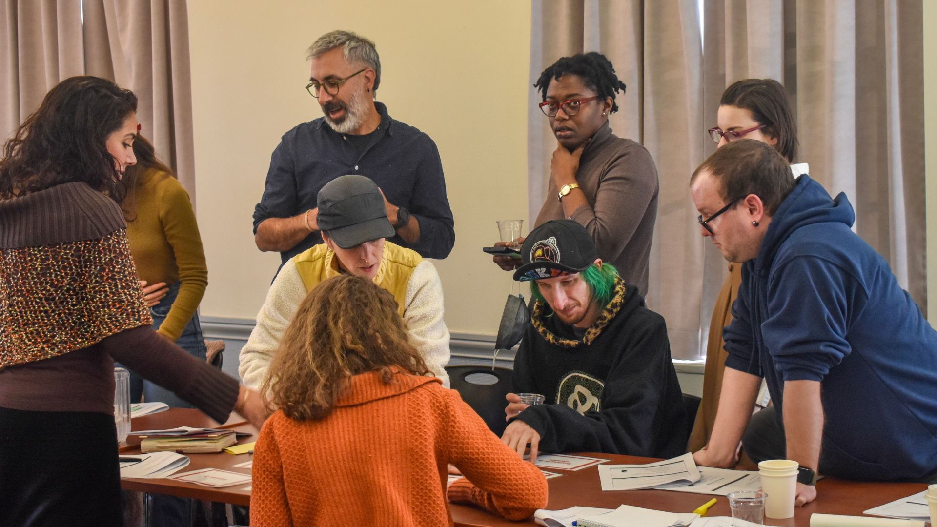 Plusieurs personnes d'un groupe de travail diversifié